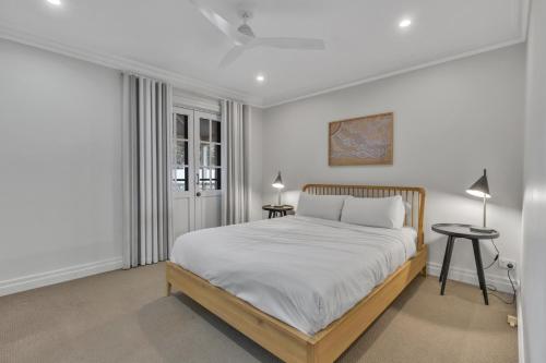 Postel nebo postele na pokoji v ubytování Family Retreat with Balcony and Courtyard