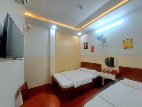 Ấp An MỹにあるMotel TRUNG HẬUのベッドとテレビのある小さな部屋