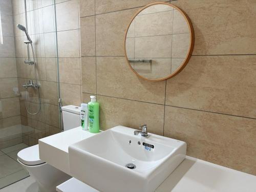 Salle de bains dans l'établissement Cream Nest Minimalist 2BR 4 pax Medini Legoland