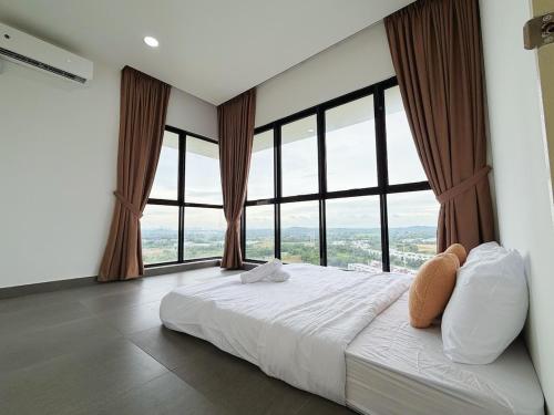 Un ou plusieurs lits dans un hébergement de l'établissement Cream Nest Minimalist 2BR 4 pax Medini Legoland