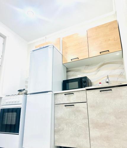 een keuken met witte apparatuur en een koelkast bij City in Oral