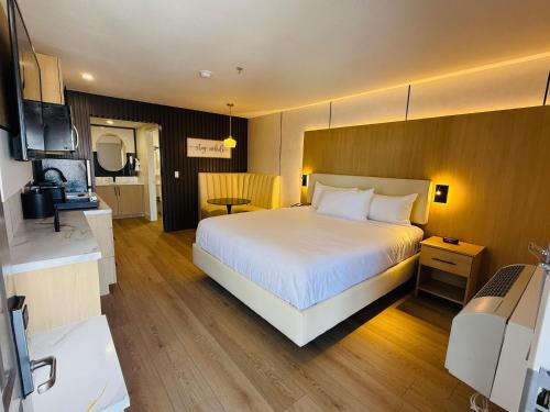 ビクタービルにあるMainStay Suites Victorville - Hesperiaの部屋にある大きな白いベッドのある寝室