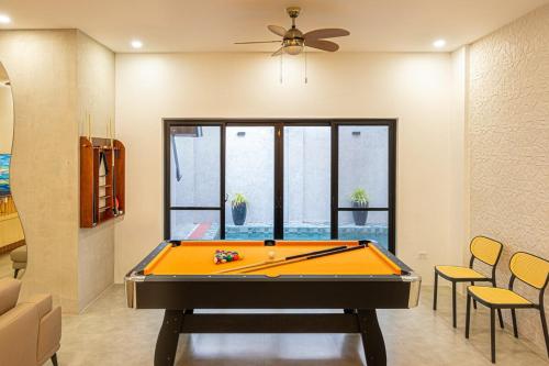 Posezení v ubytování Ephram House - A-Frame Cabin Staycation with Pool, Games & BBQ For Up To 20 Guests