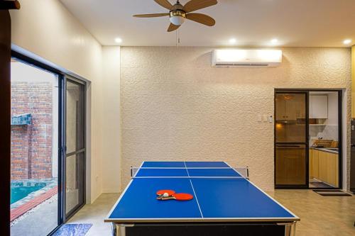 Stolní tenis v ubytování Ephram House - A-Frame Cabin Staycation with Pool, Games & BBQ For Up To 20 Guests nebo okolí