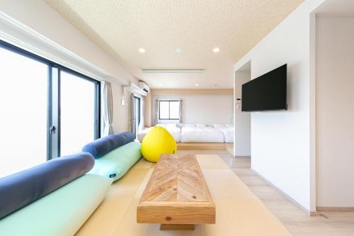 een woonkamer met een bank en een tafel bij SG Hotel Kinshai Hakata in Fukuoka