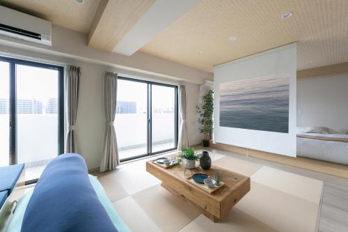 een woonkamer met een blauwe bank en een tafel bij SG Hotel Kinshai Hakata in Fukuoka