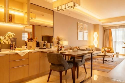 Una cocina y una sala de estar con mesa y sillas. en HongQiao ZZ-IHome Prime Residence Apartment - National Exhibition Center, en Shanghái