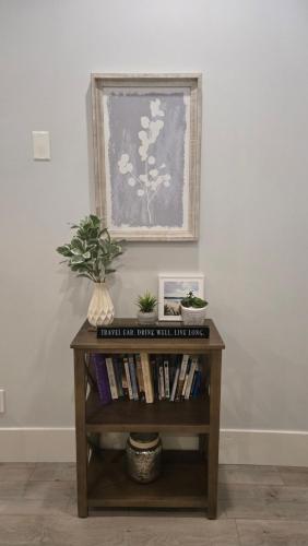 伯纳比2BR Suite Close to Transit - Great for FIFA Vancouver的书架上书本和墙上的照片