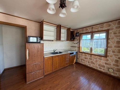 Η κουζίνα ή μικρή κουζίνα στο ペンションハートウォーマー