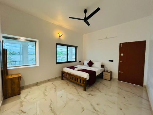 Un dormitorio con una cama y un ventilador de techo. en Venice Riverside, en Jāmb