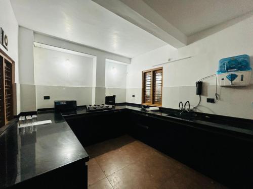 una cocina grande con encimeras negras y paredes blancas en Venice Riverside, en Jāmb