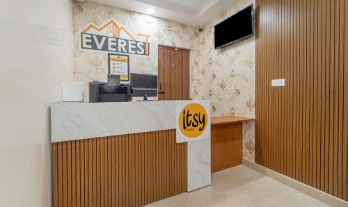 Ο χώρος του λόμπι ή της ρεσεψιόν στο Itsy Hotels Everest Leela Residency