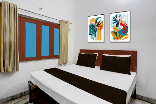 Postel nebo postele na pokoji v ubytování Super Hotel O Ujjawal Bhawan Formerly Anmol Residency