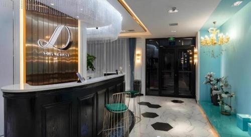 a restaurant with a bar with a chandelier at Xana Deluxe Shangqiu Ancient Town in Shangqiu