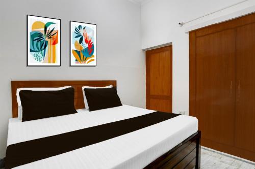 Postel nebo postele na pokoji v ubytování Super Hotel O Ujjawal Bhawan Formerly Anmol Residency