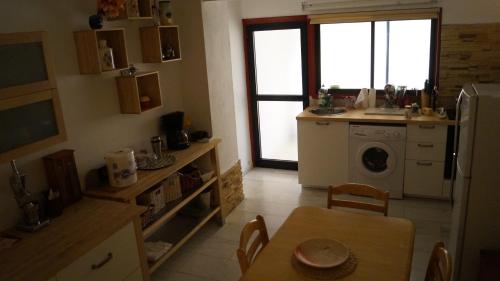 Una cocina o zona de cocina en Destalo Court Larnaca Apartment