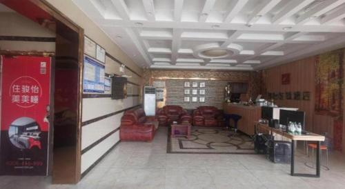 un salon avec des chaises en cuir rouge et une table dans l'établissement Jun Hotel Anhui Bozhou Lixin County Wenzhou Road, à Chundian