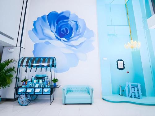 a room with a blue flower on the wall at Xana Hotelle Jinan Wuanfu Interchange Huafu International Square in Jinan