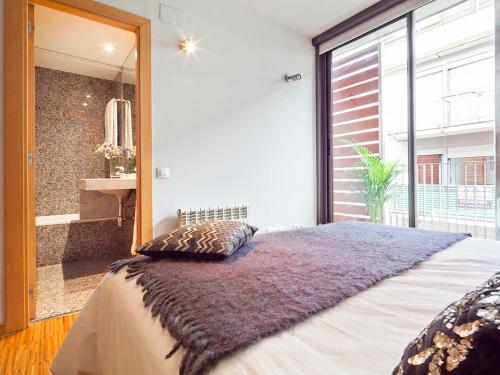 1 dormitorio con 1 cama grande y espejo grande en Apartment Barcelona Rentals - Penthouse with Terrace, en Barcelona