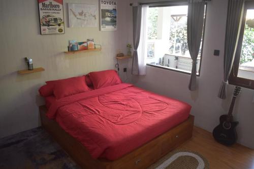 Ένα ή περισσότερα κρεβάτια σε δωμάτιο στο Banana Room Near to Kuta Legian Beach