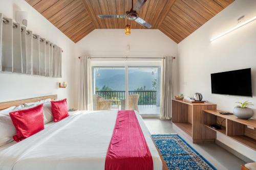 KorothClouds View Nature Resort的卧室里有一张大床，配有红色枕头