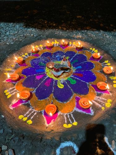 Un rangoli con luces encima de una mesa. en Pemsee's Tree Town - Eco Treehouse Hostel, en Sauraha