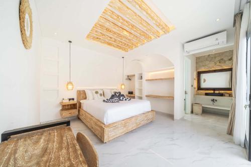 ein Schlafzimmer mit einem Bett und einem Fernseher darin in der Unterkunft New 1BR Pool Villa in Bingin-Uluwatu in Uluwatu