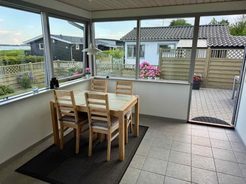 Galeriebild der Unterkunft Cozy Cottage With A View Of Kerteminde Fjord in Munkebo