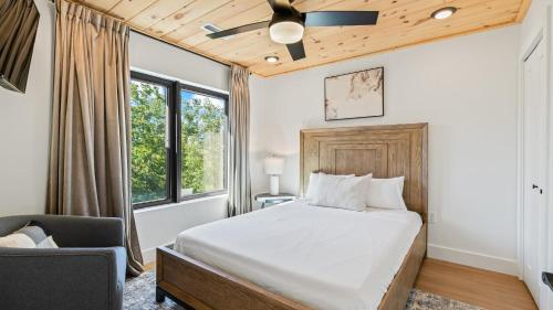 Voodi või voodid majutusasutuse Indoor Pool Hot Tub Firepit with Mountain Views Ridgeview Retreat by AvantStay toas