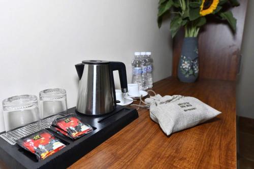 une cafetière assise au-dessus d'une table en bois dans l'établissement Sapa Symphony Hotel, à Sa Pa