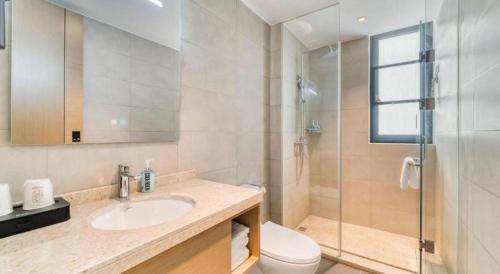 une salle de bain avec toilettes, lavabo et douche dans l'établissement City Comfort Inn Hotel Taizhou Jiangyan 2nd Affiliated Middle School Railway Station, à Guanzhuang