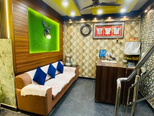a living room with a couch and a sink at Hotel New Pratap in Haridwār