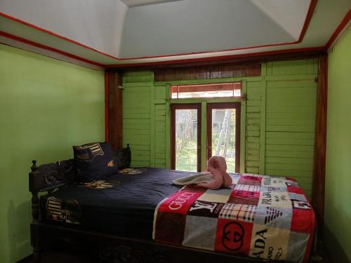 Postel nebo postele na pokoji v ubytování Firjatullah Homestay