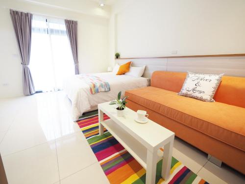 ein Wohnzimmer mit einem Sofa und einem Bett in der Unterkunft Season 5 Country Inn in Wujie