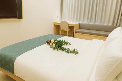 een hotelkamer met een bed met bloemen erop bij Bishkek Crystal Luxury Smart Hotel Ala-Too Square Branch in Bisjkek