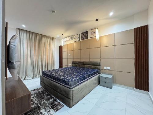 a bedroom with a bed in a room at Fafje Luxury in Mama