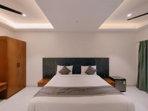 Ένα ή περισσότερα κρεβάτια σε δωμάτιο στο Sanskruti Grand Executive