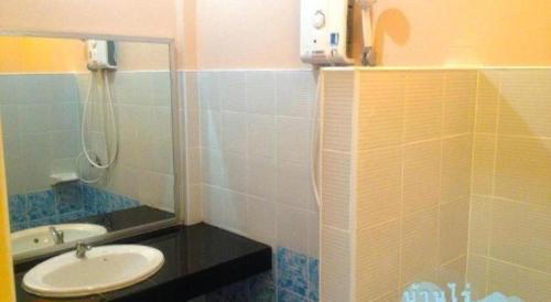 une salle de bain avec un lavabo et un miroir dans l'établissement BanRai ChernMa Resort, à Tak