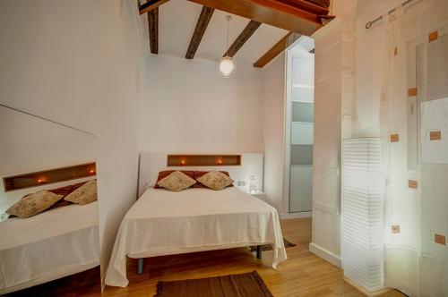 バレンシアにあるBeds & Breaks Boyvinの白いベッドルーム(ベッド2台、ウォークインシャワー付)が備わります。