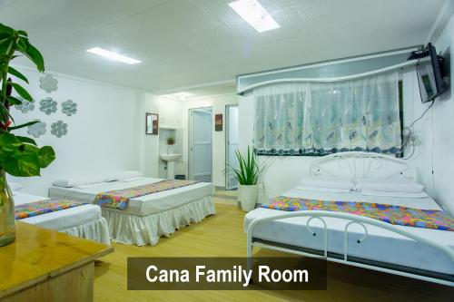 um quarto com duas camas em um quarto em Yahweh's Spring Retreat and Resort em Calamba