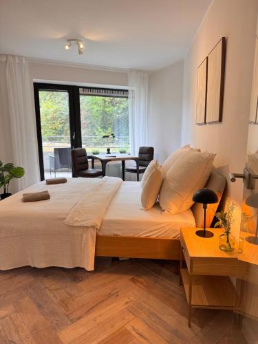 Ένα ή περισσότερα κρεβάτια σε δωμάτιο στο Cozy Apartment Beethoven mit Balkon