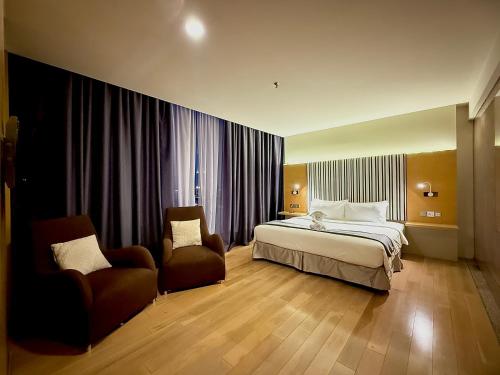 Postel nebo postele na pokoji v ubytování NuEmpire Subang Suite - Empire Hotel