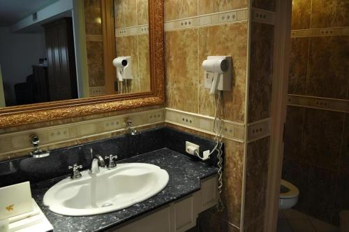 un baño con lavabo y espejo en Subic Bay Venezia, en Olóngapo