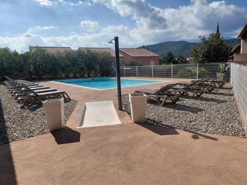 Appartement 4 pièces dans une petite résidence calme, climatisation et piscine