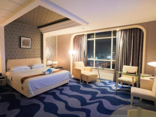 Postel nebo postele na pokoji v ubytování Hua Xia Pearl Hotel