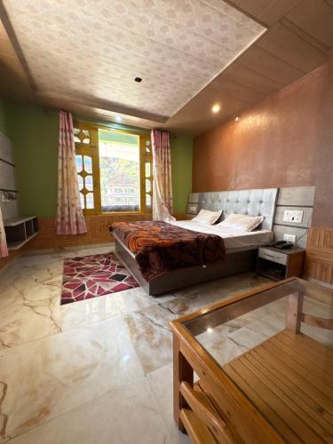 Postel nebo postele na pokoji v ubytování Being Himalayan Chojh