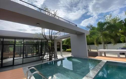 une piscine dans l'arrière-cour d'une maison dans l'établissement Seree Grand Resort, à Ban Ho