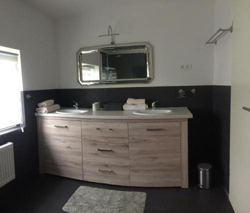 ein Bad mit einem Waschbecken und einem Spiegel in der Unterkunft Haus Kummer in Selm