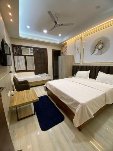 a hotel room with a large bed and a tv at Hotel Liyan Inn in Kānpur