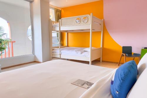 Una cama o camas en una habitación de The Fig Lobby Bangkok